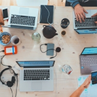 How can a decentralized autonomous organization (DAO) be legally structured?